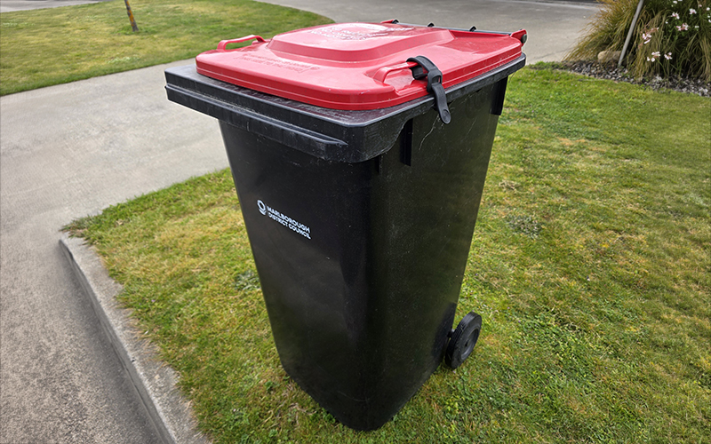 Wheelie bin, kerbside, with clips 